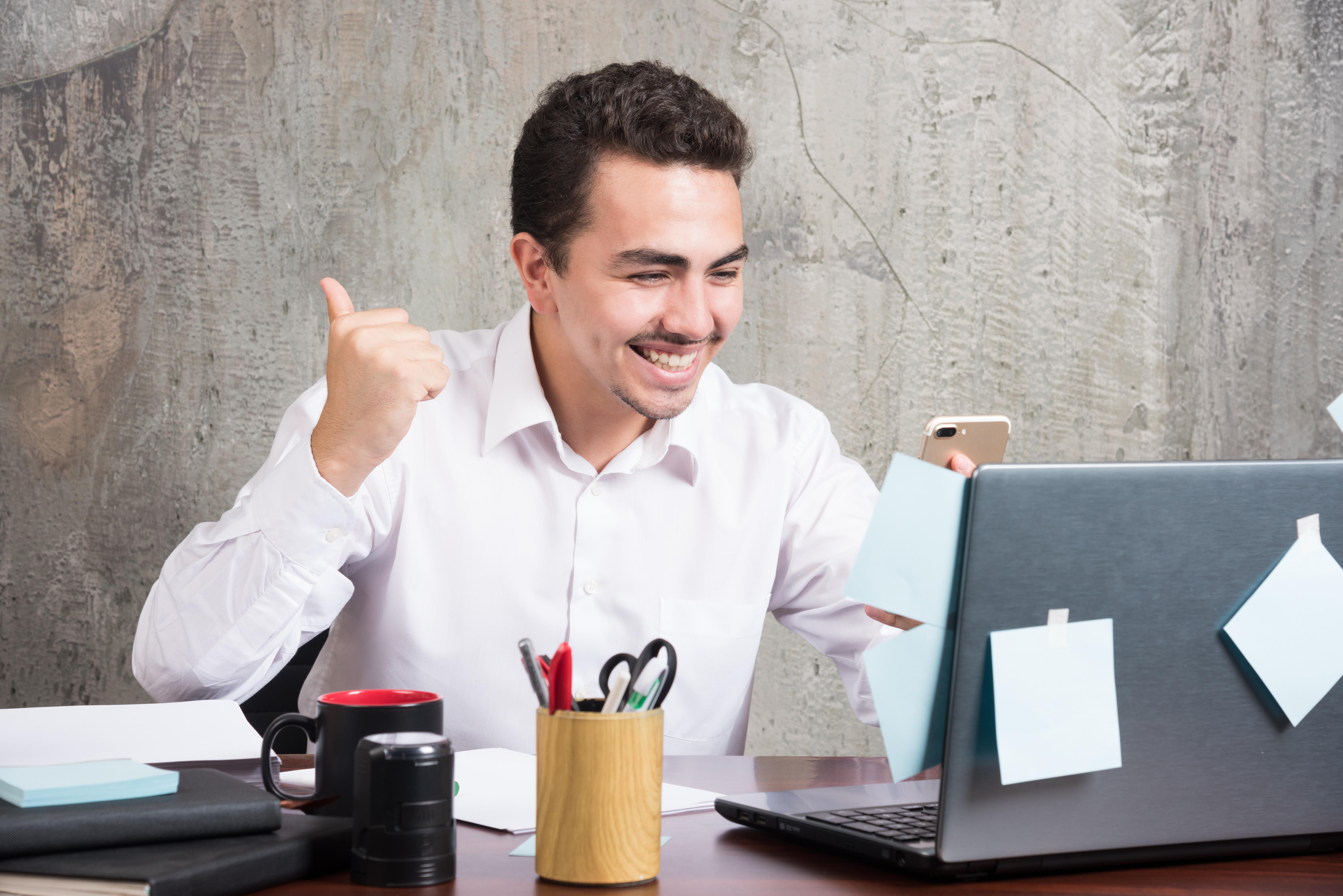 joven-empresario-recibio-buenas-noticias-en-el-escritorio-de-la-oficina.jpg