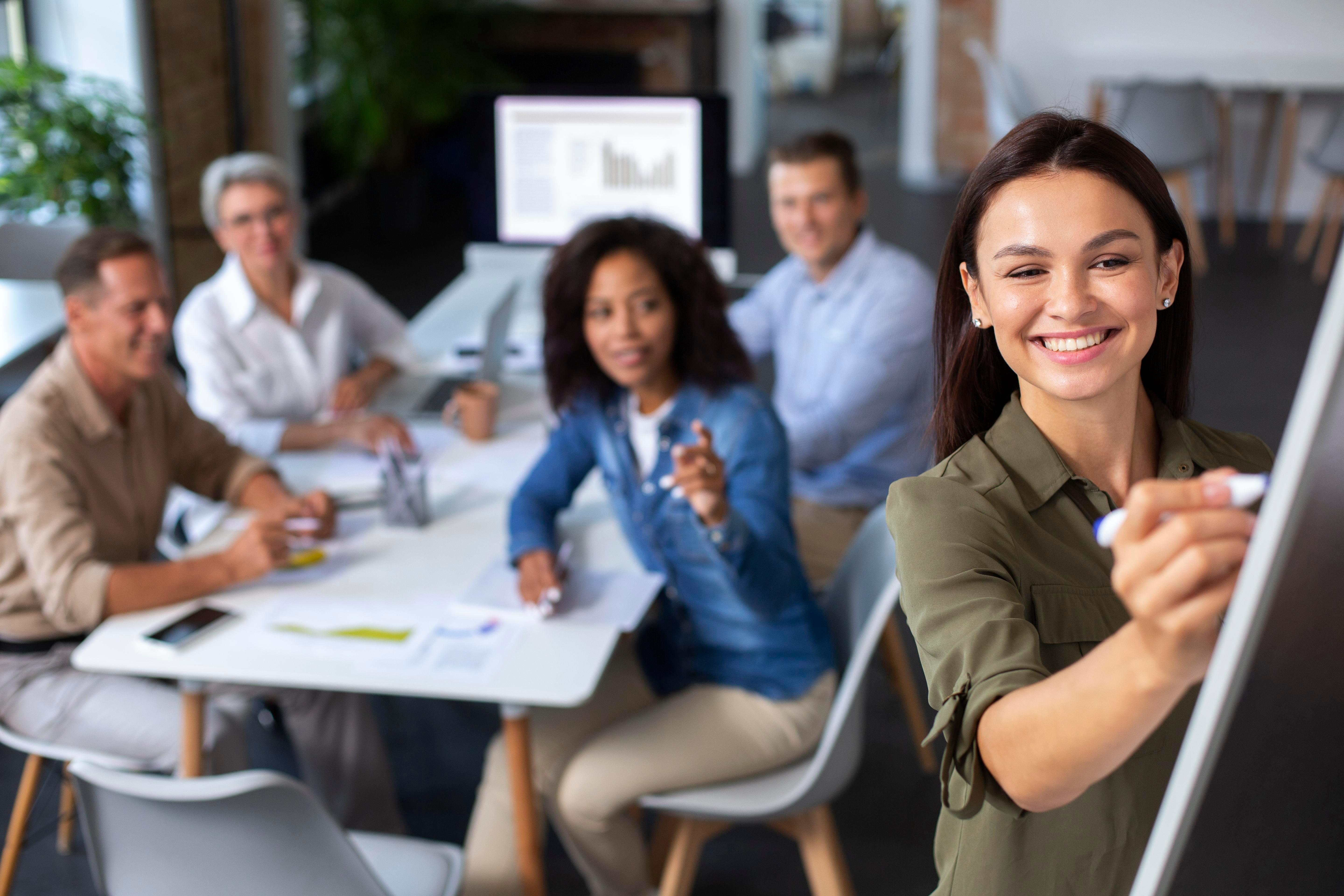 personas-que-utilizan-dispositivos-digitales-durante-una-reunion.jpg